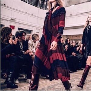 Tory Burch Lyon Faux Wrap Dress- Size 2 Vogue
Featured Runway Dress